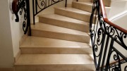 Зачем использовать мрамор Crema Marfil  на лестнице